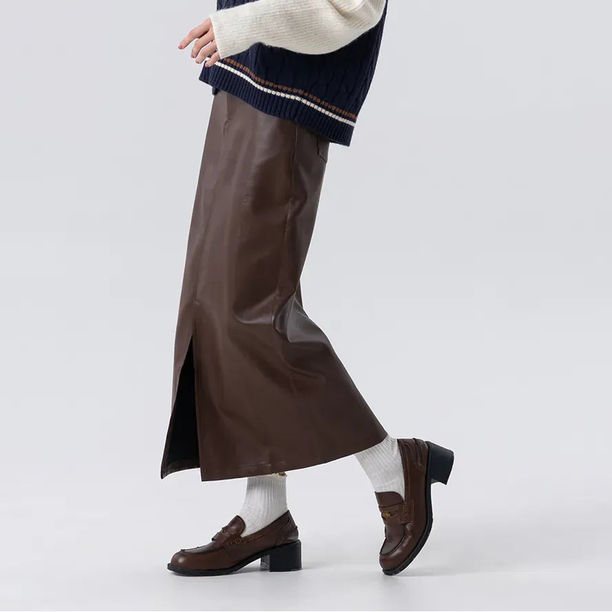Women's faux leather skirt with side slit